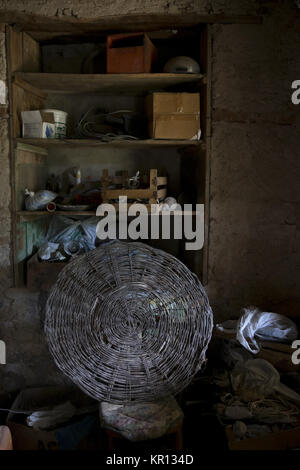 Ancien grenier avec plafond en bois et knick knack épars Banque D'Images