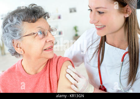 L'obtention d'un jab Senior woman Banque D'Images