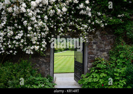 Mount congreve gardens,bell gate,jardin clos,entrée,sortie,porte,pente inclinée,pelouse,jardins,formelle,historique,Floral,RM Banque D'Images