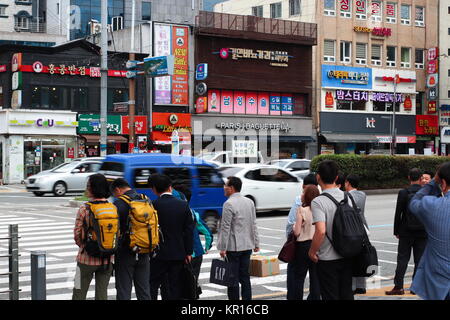 Les piétons attendent pour traverser la rue en utilisant le passage piétons au centre-ville de Busan CITY, Corée du Sud Banque D'Images