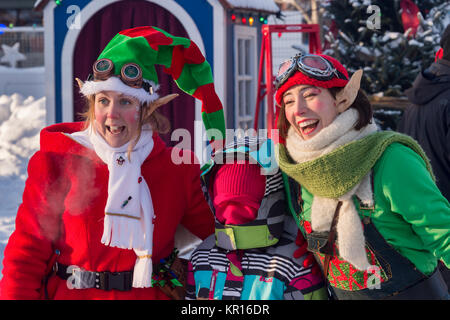 Montréal, Canada - 16 décembre 2017 : Deux lutins de Noël posant avec un enfant à l 'Noël' festival dans le parc Banque D'Images