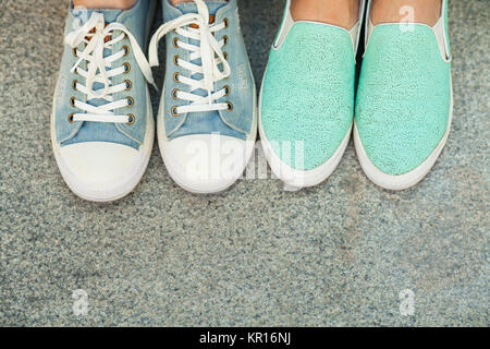 Vue rapprochée de deux paires des ados en pieds pieds chaussures bleu Banque D'Images