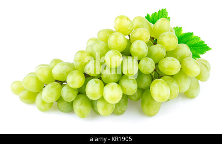 Raisin vert avec des feuilles isolées sur fond blanc. Studio shot Banque D'Images