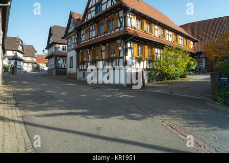 Maisons à colombages avec décoration florale à Hunspach, petit village dans le Nord de l'Alsace, France, membre des plus beaux villages de France Banque D'Images