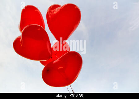 Ballons coeur rouge sur fond de ciel. Banque D'Images