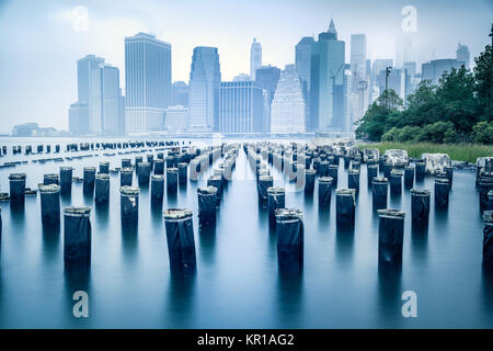 Vue sur Manhattan City depuis le parc en bord de mer, New York, États-Unis Banque D'Images