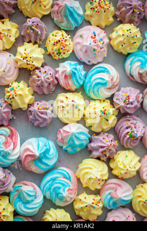 Vue de dessus de la meringue kisses Multi-couleur sur papier cuisson Banque D'Images