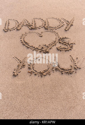 Papa vous aime écrit dans le sable sur la plage Banque D'Images