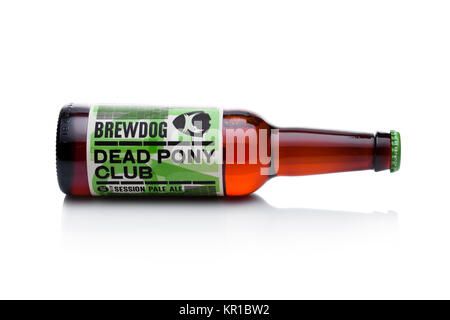 Londres, Royaume-Uni - 15 décembre 2017 : Bouteille de Dead Pony Club pale ale, de la brasserie Brewdog sur fond blanc. Banque D'Images