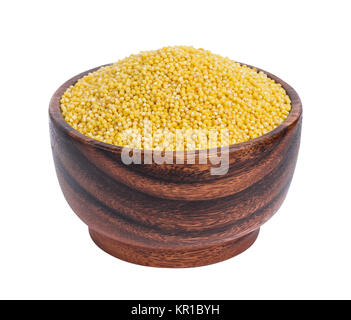 Gruau de millet dans bol en bois isolé sur fond blanc Banque D'Images