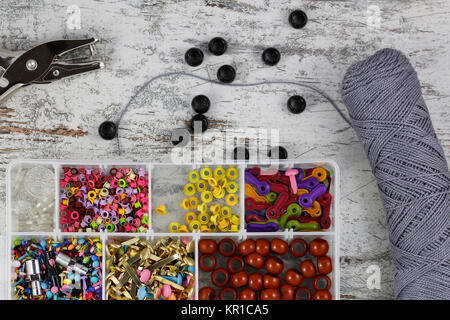 Boîte avec accessoires pour la couture et l'artisanat, dans un fond de bois Banque D'Images