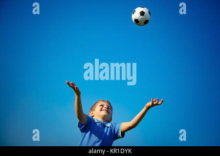 Happy boy playing ball Banque D'Images