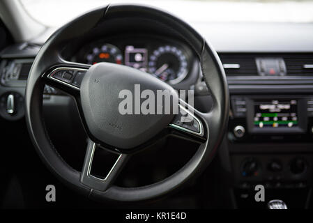 Cuir automobile moderne avec des boutons et de l'airbag volant Banque D'Images