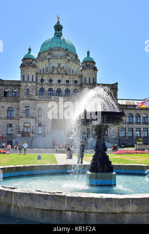 Une image verticale de la fontaine sur le terrain de l'avant des édifices législatifs à Victoria B.C. Canada. Banque D'Images