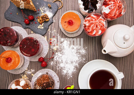 Table avec des gâteaux aux fruits Banque D'Images