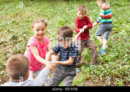 Tug-of-war in park Banque D'Images