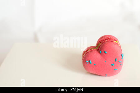 Macarons français en forme de coeur sur fond blanc Banque D'Images