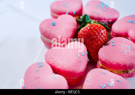 Macarons français en forme de coeur sur fond blanc Banque D'Images