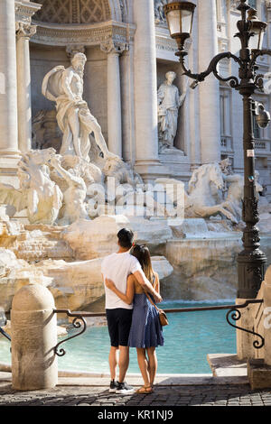 Couple à la fontaine de Trevi à Rome, Italie Banque D'Images