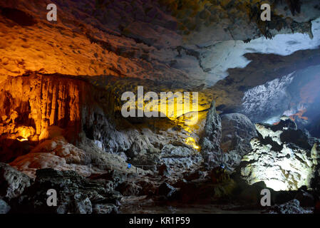Pente la caverne Sung Sot, Halong Bay, Vietnam, Hang Sung Sot Hoehle, Halong-Bucht Banque D'Images
