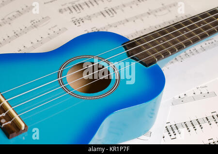 Blue guitar sur un fond de musique en feuilles Banque D'Images