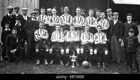 Post Office Sports (UK) - Sheffield (District Ouest) facteurs's football (soccer) team 1906 - Coupe des vainqueurs Banque D'Images