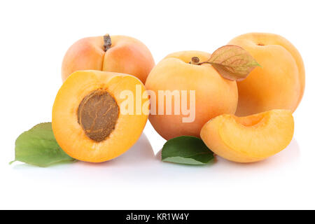 Coupe de fruits frais Fruits abricot fruits couper la moitié en option isolés Banque D'Images