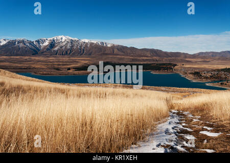 Vue panoramique du Lac Tekapo et les montagnes environnantes de la Mount John Observatory Banque D'Images