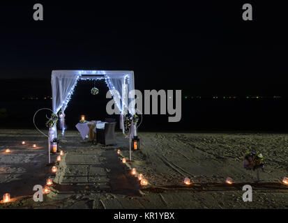 Dîner romantique sur la plage au soir de configuration Banque D'Images