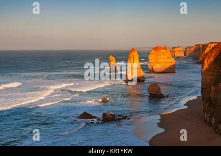 Lever de soleil sur l'Twelves Apostles en Great Ocean Road, Victoria, Australie. Les douze apôtres est une collection de cheminées de calcaire de la rive de la P Banque D'Images