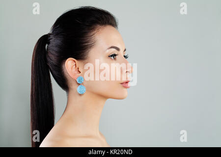 Libre Fashion Portrait de beau modèle Woman wearing Blue Earrings. Jeune et Jolie Visage Banque D'Images