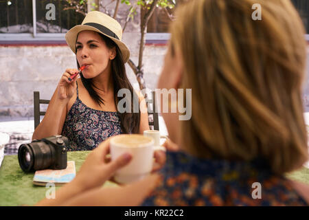 Woman Smoking Cigarette électronique de boire du café au bar Banque D'Images