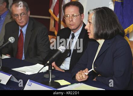 Centers for Disease Control and Prevention Bioterrorism Preparedness Point de presse, le 27 août 2002, 2002. L-R : James M. Hughes, MD, Dir. NCID, Joe Henderson, Assoc. Dir. de B.T. La préparation et l'intervention, et l'ancien Dir. de la CDC (2002 - 2008), Julie Gerberding, MD, MPH (parler). Image courtoisie CDC. Banque D'Images