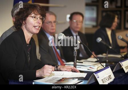 Centers for Disease Control and Prevention Bioterrorism Preparedness Point de presse, le 27 août 2002, 2002. L-R : Kathleen M. reste, PhD, MPA, Dep. Dir. Programme, le NIOSH (parler), Richard J. Jackson, MD, MPH, Dir. du Centre National pour la santé environnementale, James M. Hughes, MD, Dir. NCID, Joe Henderson, Assoc. Dir. de B.T. La préparation et l'intervention, et l'ancien Dir. de la CDC (2002 - 2008), Julie Gerberding, MD, MPH. Image courtoisie CDC. Banque D'Images