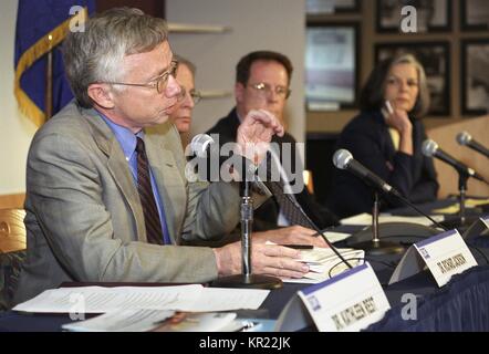 Centers for Disease Control and Prevention Bioterrorism Preparedness Point de presse, le 27 août 2002, 2002. L-R : Richard J. Jackson, MD, MPH, Dir. du Centre National de la Santé de l'environnement (parler), James M. Hughes, MD, Dir. NCID, Joe Henderson, Assoc. Dir. de B.T. La préparation et l'intervention, et l'ancien Dir. de la CDC (2002 - 2008), Julie Gerberding, MD, MPH. Image courtoisie CDC. Banque D'Images