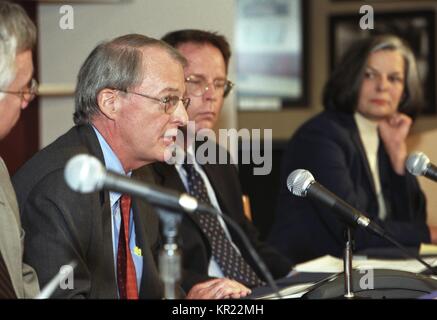 Centers for Disease Control and Prevention Bioterrorism Preparedness Point de presse, le 27 août 2002, 2002. L-R : Richard J. Jackson, MD, MPH, Dir. du Centre National pour la santé environnementale, James M. Hughes, MD, Dir. NCID (parler), Joe Henderson, Assoc. Dir. de B.T. La préparation et l'intervention, et l'ancien Dir. de la CDC (2002 - 2008), Julie Gerberding, MD, MPH. Image courtoisie CDC. Banque D'Images