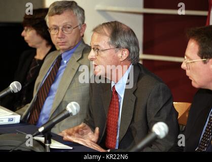 Centers for Disease Control and Prevention Bioterrorism Preparedness Point de presse, le 27 août 2002, 2002. Panneau L-R : Kathleen M. reste, PhD, MPA, Dep. Dir. Programme, NIOSH, Richard J. Jackson, MD, MPH, Dir. du Centre National pour la santé environnementale, James M. Hughes, MD, Dir. NCID (parler), et Joe Henderson, Assoc. Dir. de B.T. La préparation et l'intervention. Image courtoisie CDC. Banque D'Images