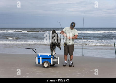 L'homme Pêche sur un rivage Ocean Beach Florida United States Banque D'Images