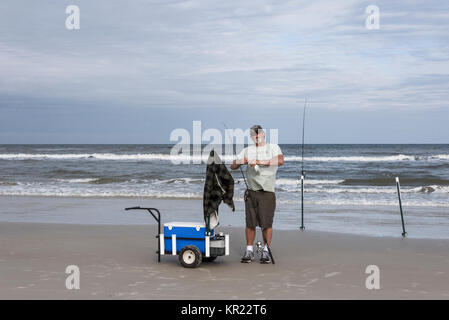 L'homme Pêche sur un rivage Ocean Beach Florida United States Banque D'Images