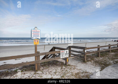Panneaux de mise en garde à l'entrée de New Smyrna Beach Floride USA Banque D'Images