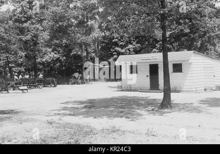 La lutte contre le paludisme dans les zones de guerre, MCWA, Bâtiment en Virginie. Le Bureau de la Défense nationale des activités de contrôle du paludisme, établi dans les bureaux de PHS, le 10 février 1942, a été rebaptisé Bureau de la lutte contre le paludisme dans les zones de guerre, MCWA, 27 avril 1942, 1953. Image courtoisie CDC. Banque D'Images