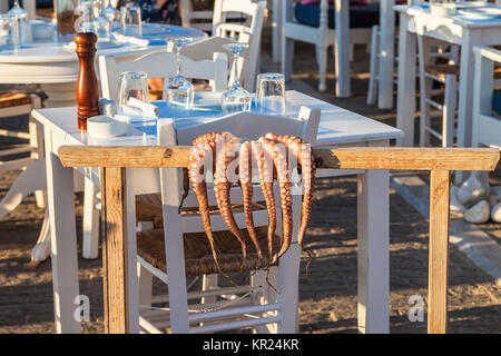 Hanging pieuvres à sécher au soleil avant d'être cuisinier . Fruits de mer grec populaire. Banque D'Images