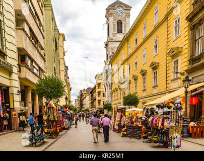 BUDAPEST, HONGRIE - le 16 septembre 2014 : les touristes faire du shopping à Vaci Utca et autres rues populaires du centre historique. Chaque année le nombre de Banque D'Images