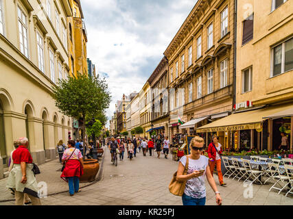 BUDAPEST, HONGRIE - le 16 septembre 2014 : les touristes faire du shopping à Vaci Utca et autres rues populaires du centre historique. Chaque année le nombre de Banque D'Images