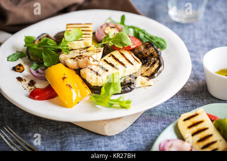 Halloumi grillé avec salade de poivrons et aubergines Banque D'Images