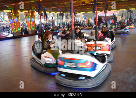 Autoscooter, équitable, floraison d'une partie de l'arbre, Werder / Havel, Brandebourg, Allemagne, Kirmes, Baumbluetenfest, Deutschland Banque D'Images