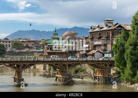 Vue de la rivière de la vieille ville de Srinagar à partir de l'un des ponts sur la rivière Jhelum, Jammu-et-Cachemire, en Inde. Banque D'Images