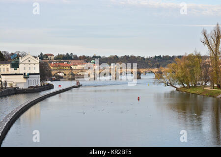 Le pont Charles à travers la Vltava à Prague. Ville de l'eau paysage dans la capitale de la République tchèque. Banque D'Images