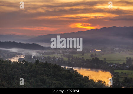 Magnifique coucher de soleil sur la vallée de Hsipaw du 'Sunset' au Myanmar Banque D'Images