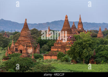 Bagan, Myanmar - 11 octobre 2016 : les touristes à regarder le lever du soleil est montée jusqu'à l'ancienne pagodes de Bagan, Myanmar. Banque D'Images